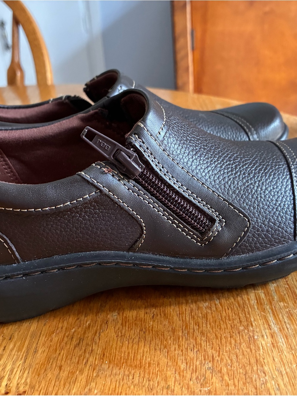 Clark’s women’s  Brown Slip-On Leather Casual Shoes with Side Zipper 7.5